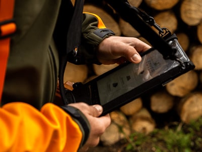 Tablettasche digitale Holzaufnhame Fuegos Forstgurt
