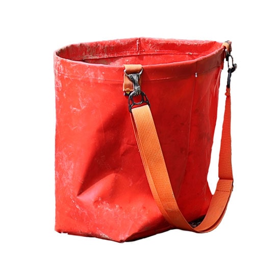 Pflanztasche für den Forst in Rot mit Schultergurt, ideal für den Transport von Setzlingen bei Forstarbeiten.